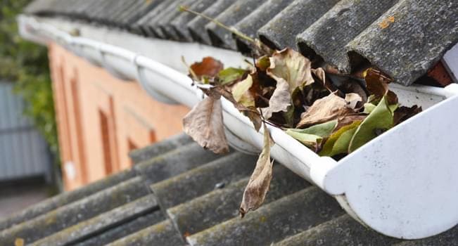 Limpeza de calhas na Vila Olímpia